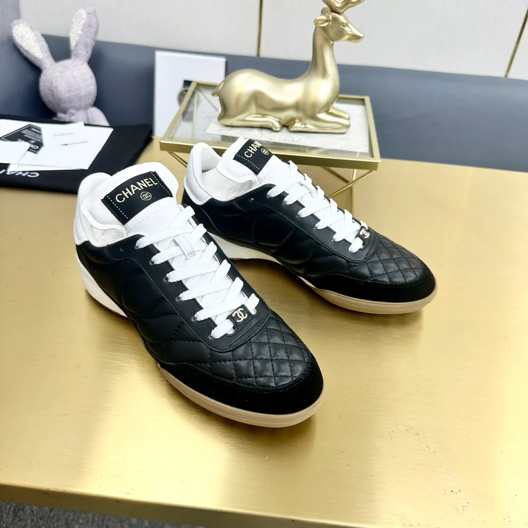 👟👟Ex-factory price 520👟👟 Top version Chanel Chanel - 2023 counter top casual sports shoes. This classic design; the upper is electro-embroidered with a variety of techniques; the outsole is fashionable and sporty; it is unusual to incorporate a variety of color matching elements... The diversified mix and match is very beautiful and versatile, and can be used for leisure, fashion, sports and outdoor... ꫛꫀꪝ Go➫ Material: ❶The upper is made of: original imported mercerized velvet + double-layer breathable mesh ❷The inner part is made of: the original imported breathable mesh ❸The outsole is based on: original TPU combination outsole Special counter boutique packaging complete set for women 35–41